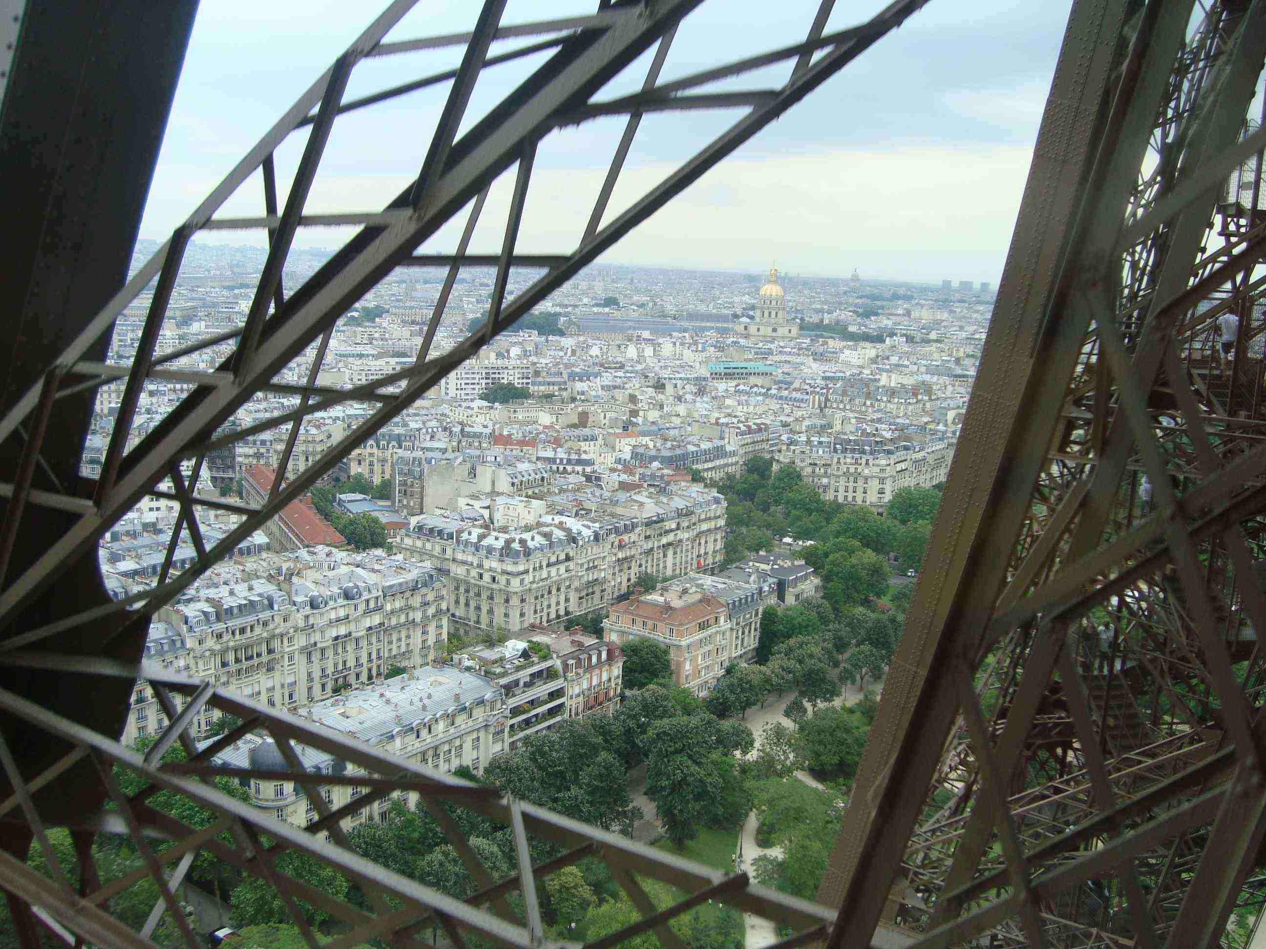 第２展望台へ上る途中、パリの町がだんだんと広がっていきます。